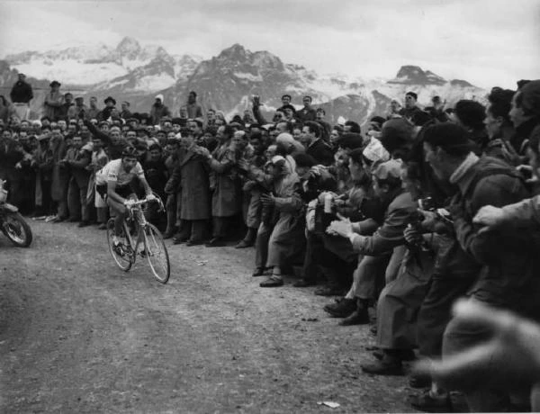 Fausto Coppi al Passo Pordoi - 1952 - leggenda del ciclismo italiano